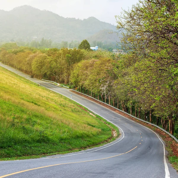 Carretera empinada sobre fondo —  Fotos de Stock