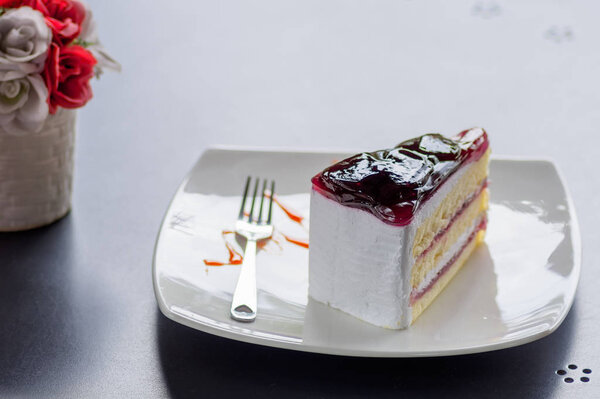 черничный чизкейк на белой тарелке
