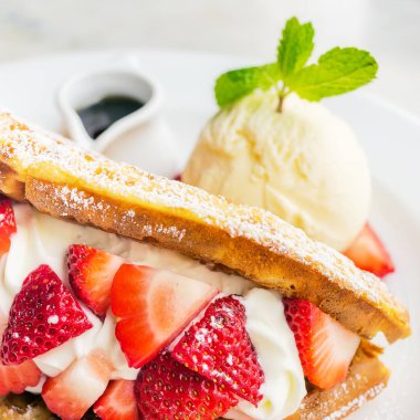 Waffle çilek dondurma ile