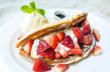 çilek ve dondurma waffle 