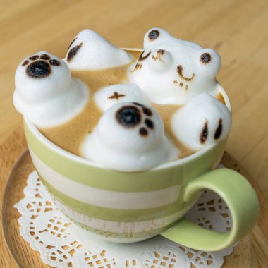 Kremsi kabarcıklar kapuçino sevimli ayı 