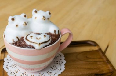 Kremsi kabarcıklar kapuçino üzerinde sevimli ayılar 