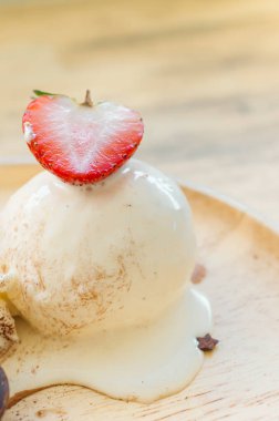 Dondurma ile çilek meyve