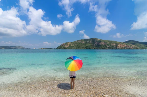 Femeie cu umbrelă în picioare pe plajă — Fotografie, imagine de stoc