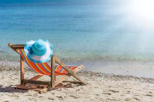 Sedia da spiaggia colorata vuota — Foto Stock