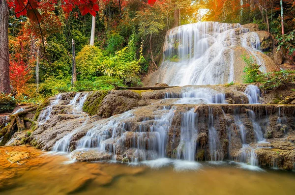 Cascadă frumoasă de pădure adâncă — Fotografie, imagine de stoc