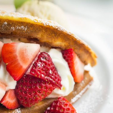 çilek ve dondurma waffle 
