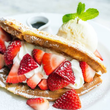 çilek ve dondurma waffle 