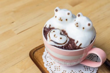 Kremsi kabarcıklar kapuçino üzerinde sevimli ayılar 