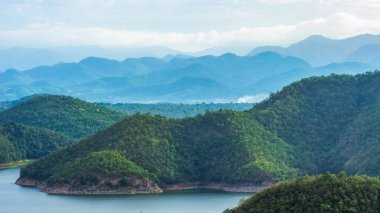 dağ Srinakarin Barajı Kanchanaburi yukarıda 