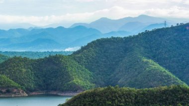 dağ Srinakarin Barajı Kanchanaburi yukarıda 