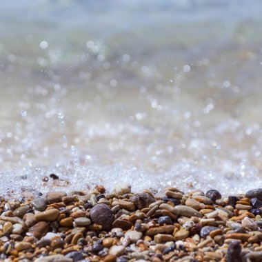 Çakıl plajı ile deniz dalgaları 