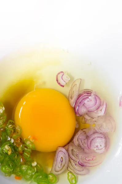 生鸡蛋蛋黄在白碗里 — 图库照片