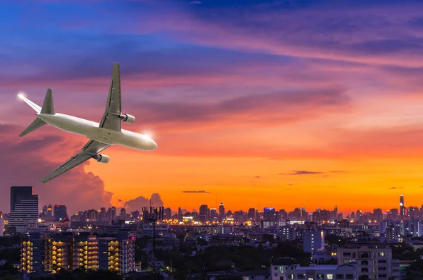 Avión volando en el cielo — Foto de Stock