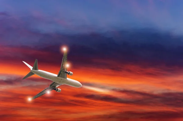 Flugzeug fliegt in den Himmel — Stockfoto