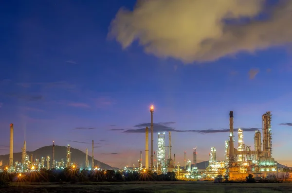 Olieraffinaderij bij dageraad hemel — Stockfoto