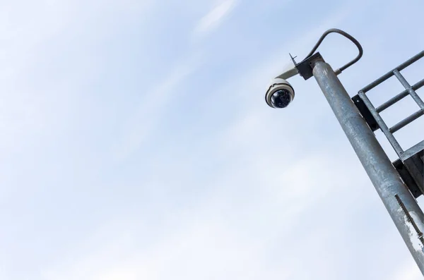 Telecamere di sicurezza sul palo — Foto Stock