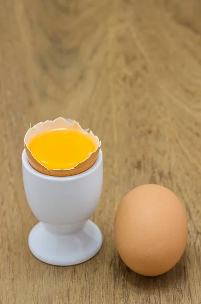Jaja na stół z drewna — Zdjęcie stockowe