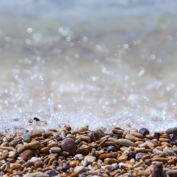 Галечный пляж с морскими волнами — стоковое фото