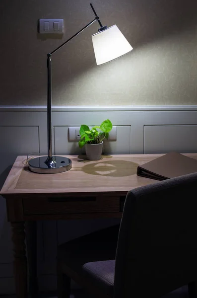 Lampe de nuit sur bureau — Photo