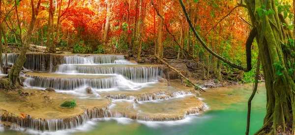 Cachoeira na floresta de outono — Fotografia de Stock