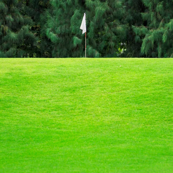 White flag on golf course — Stock Photo, Image