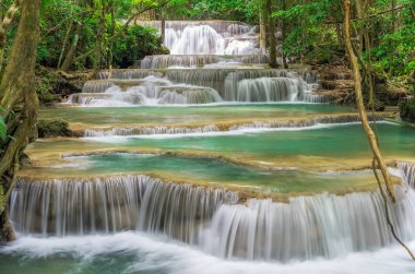 Büyük ve soğuk şelale peyzaj  