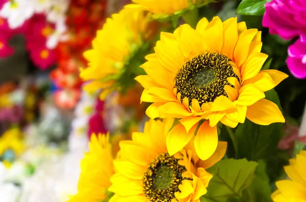 Bukett av solros konstgjorda blommor — Stockfoto