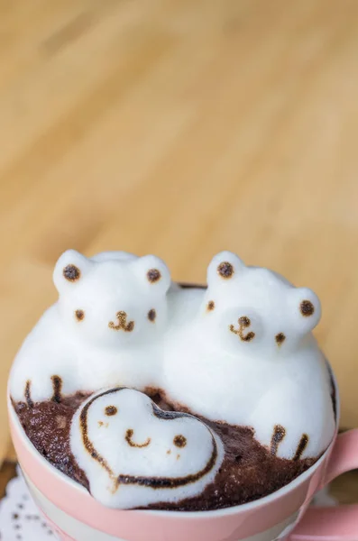 奶油泡沫卡布奇诺的可爱熊 — 图库照片