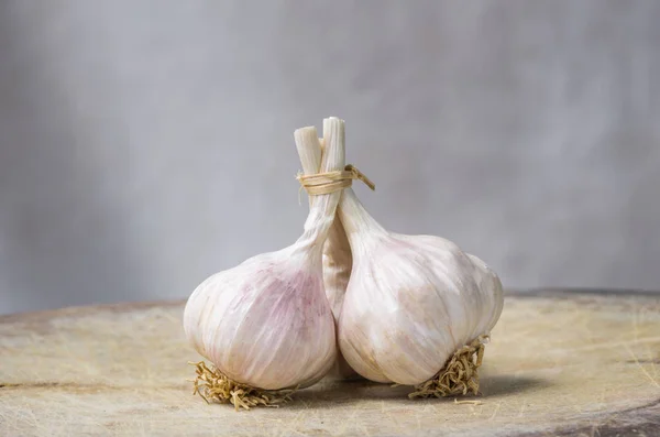 Knoblauch am Schneidebrett — Stockfoto