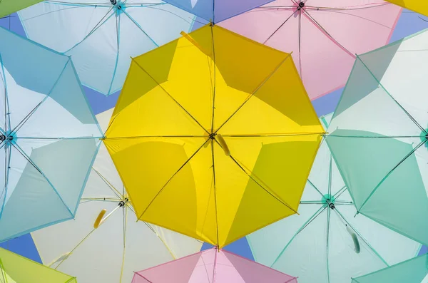 Modèle de parapluies multicolores — Photo