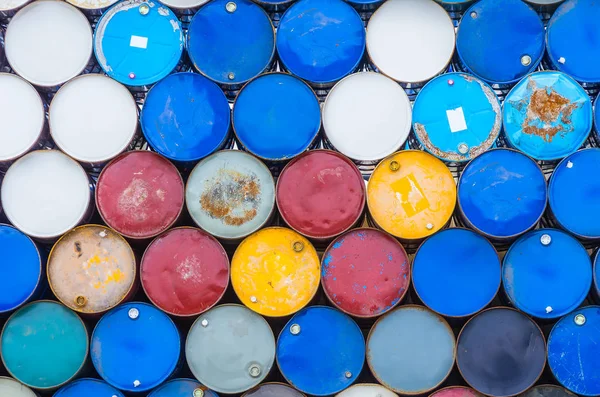 Stapels olie oude tanks — Stockfoto