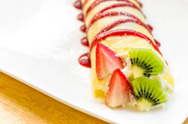 Roll crepes with berries and kiwi — Stock Photo, Image