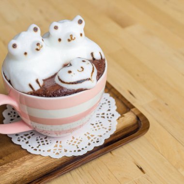 Kremsi kabarcıklar kapuçino üzerinde sevimli ayılar 