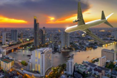 Kent üzerinde uçan uçak  