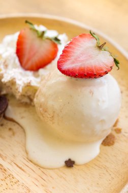  Dondurma ile çilek meyve