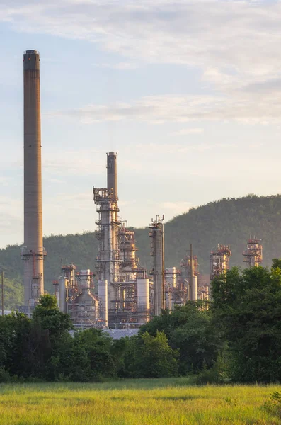 Refinería de petróleo en Dawn —  Fotos de Stock