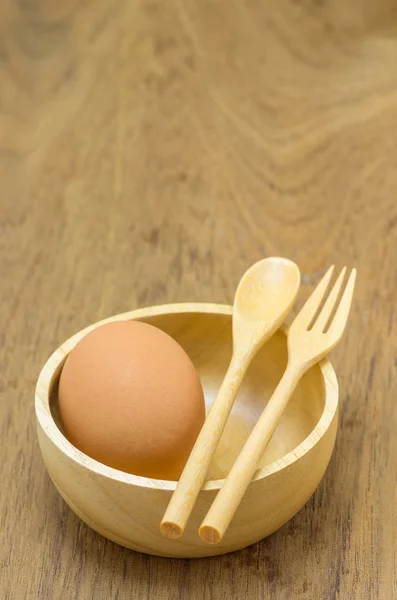 Oeuf avec cuillère en bois — Photo