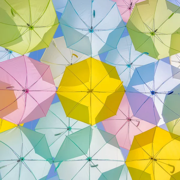 Parapluies multicolores lumineux — Photo