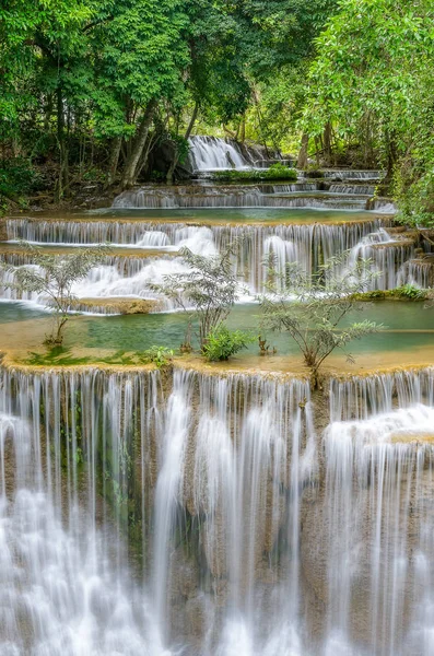 Краєвид Хуай Mae Kamin водоспад — стокове фото