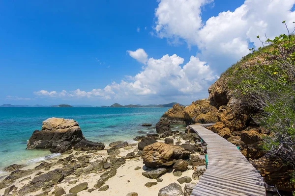 Wooden walkway along sea — Stock Photo, Image