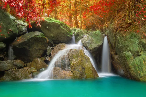 Air terjun di hutan musim gugur — Stok Foto