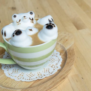 Kremsi kabarcıklar kapuçino sevimli ayı 