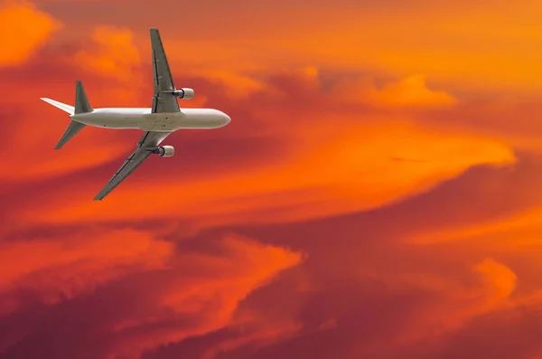 Самолет летит высоко над облаками — стоковое фото