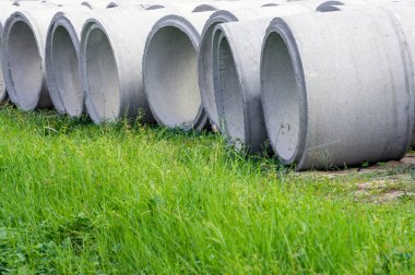 büyük çimento borular yığını 