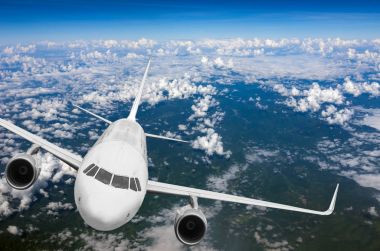 Bulutların üzerinde uçan uçak