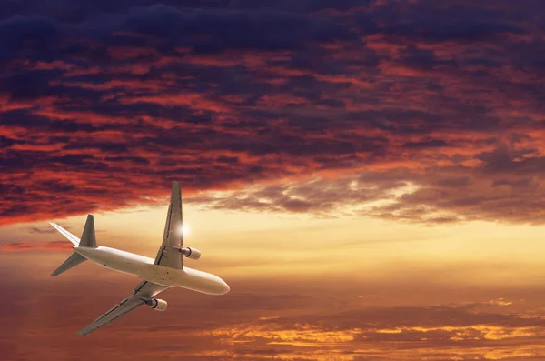 Samolot lecący na niebie — Zdjęcie stockowe