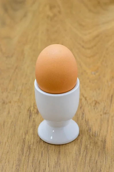 Jajka na jajko kubek na stole — Zdjęcie stockowe