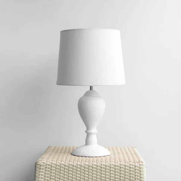 Лампа на тумбочке — стоковое фото