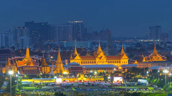 Personas cerca de Grand palace —  Fotos de Stock